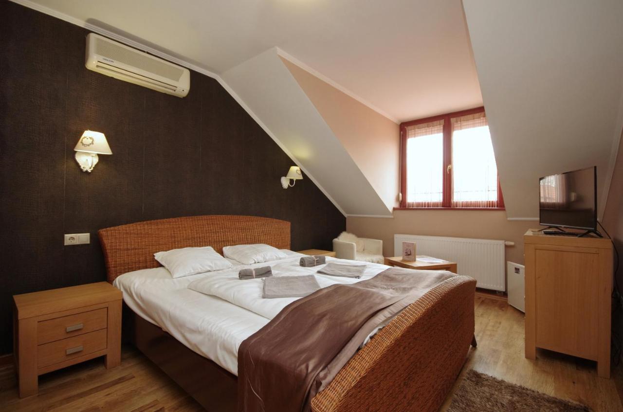 Guest House Romantika Panzio Дьюла Экстерьер фото