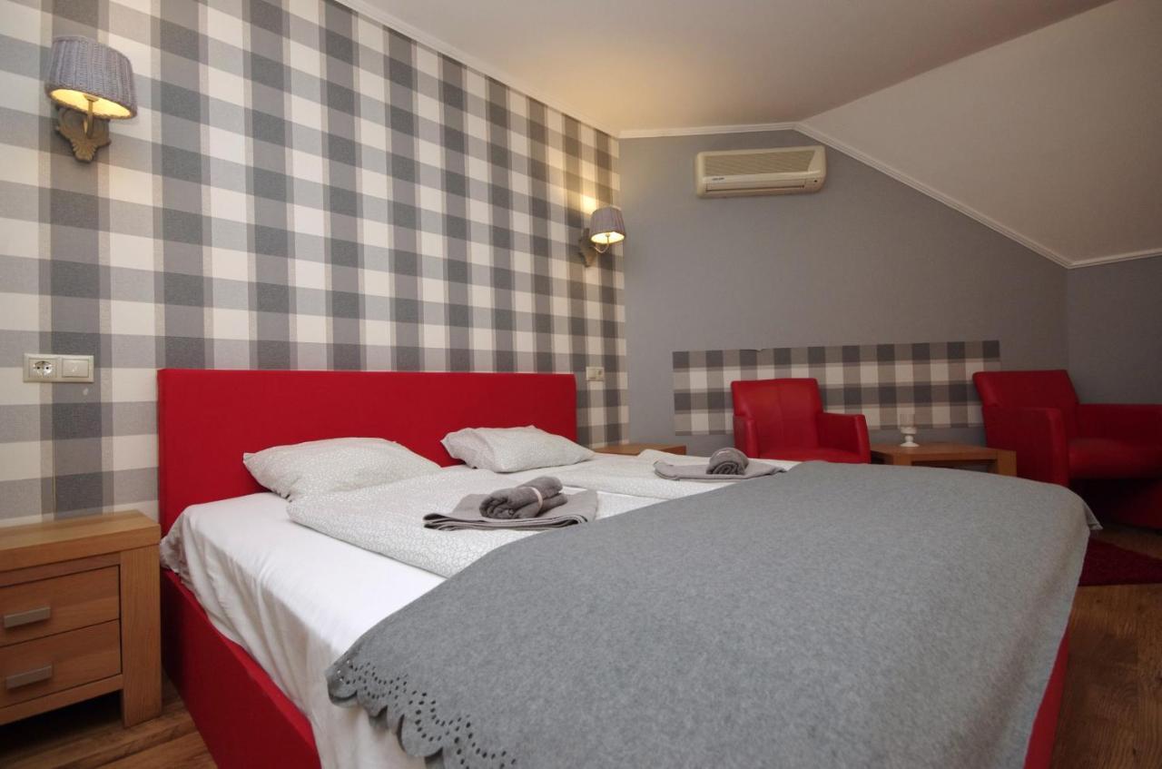 Guest House Romantika Panzio Дьюла Экстерьер фото