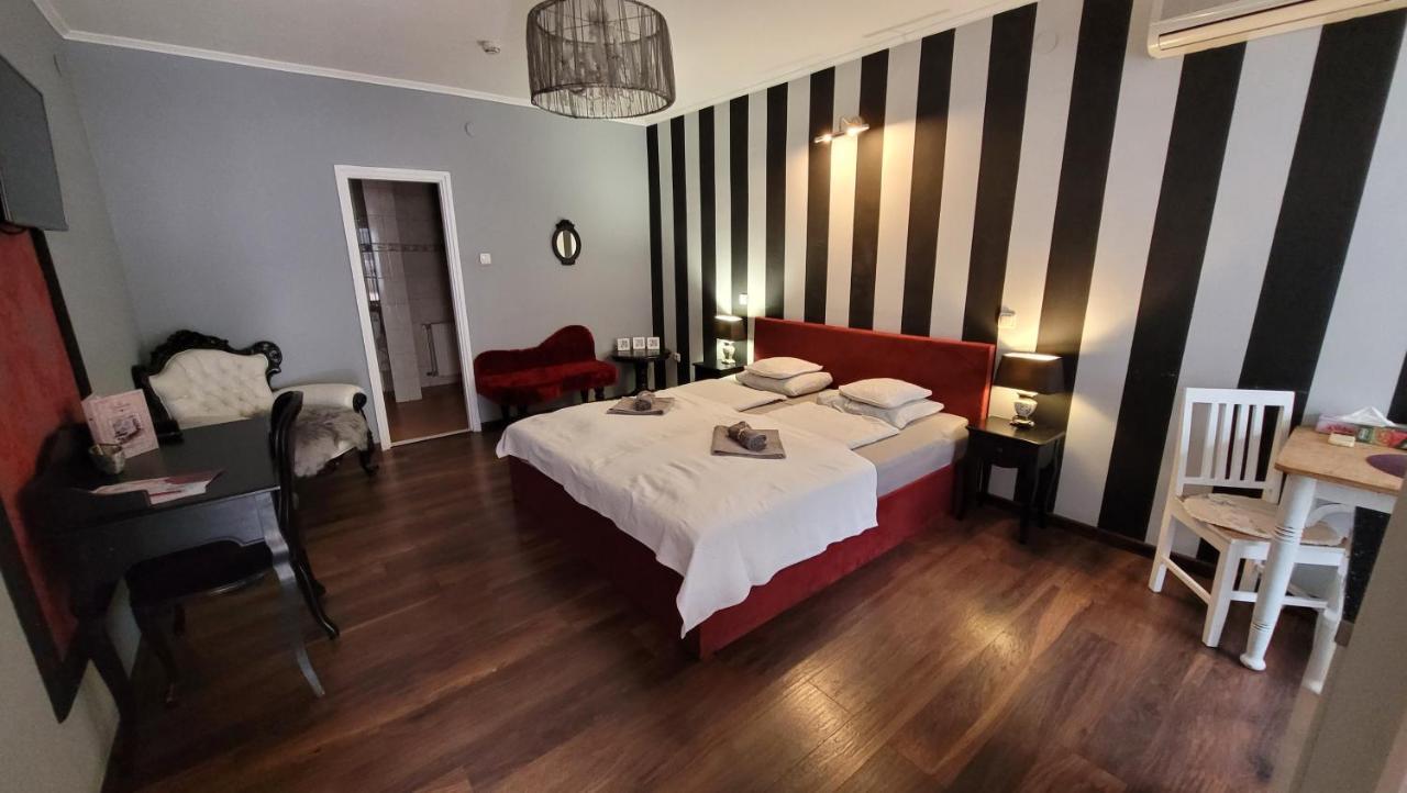Guest House Romantika Panzio Дьюла Экстерьер фото