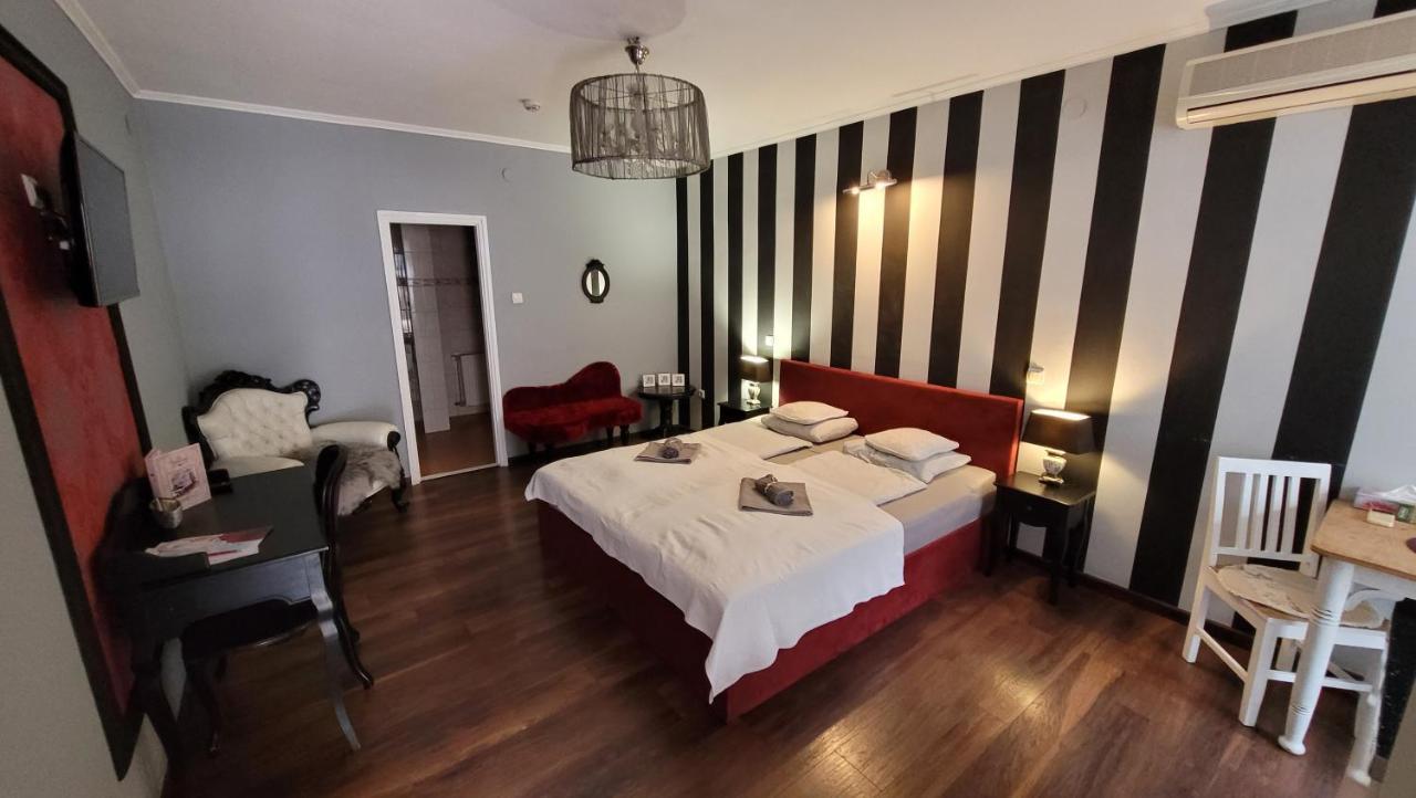 Guest House Romantika Panzio Дьюла Экстерьер фото