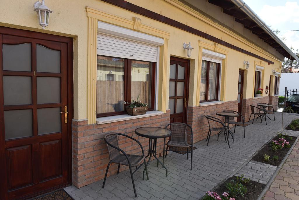 Guest House Romantika Panzio Дьюла Экстерьер фото
