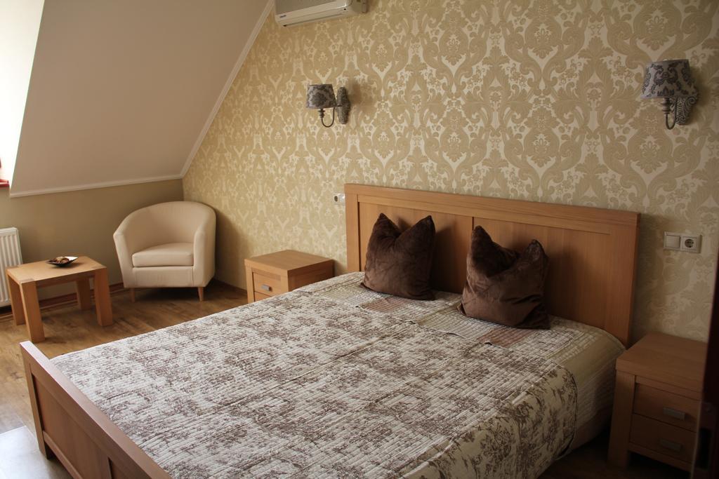 Guest House Romantika Panzio Дьюла Номер фото