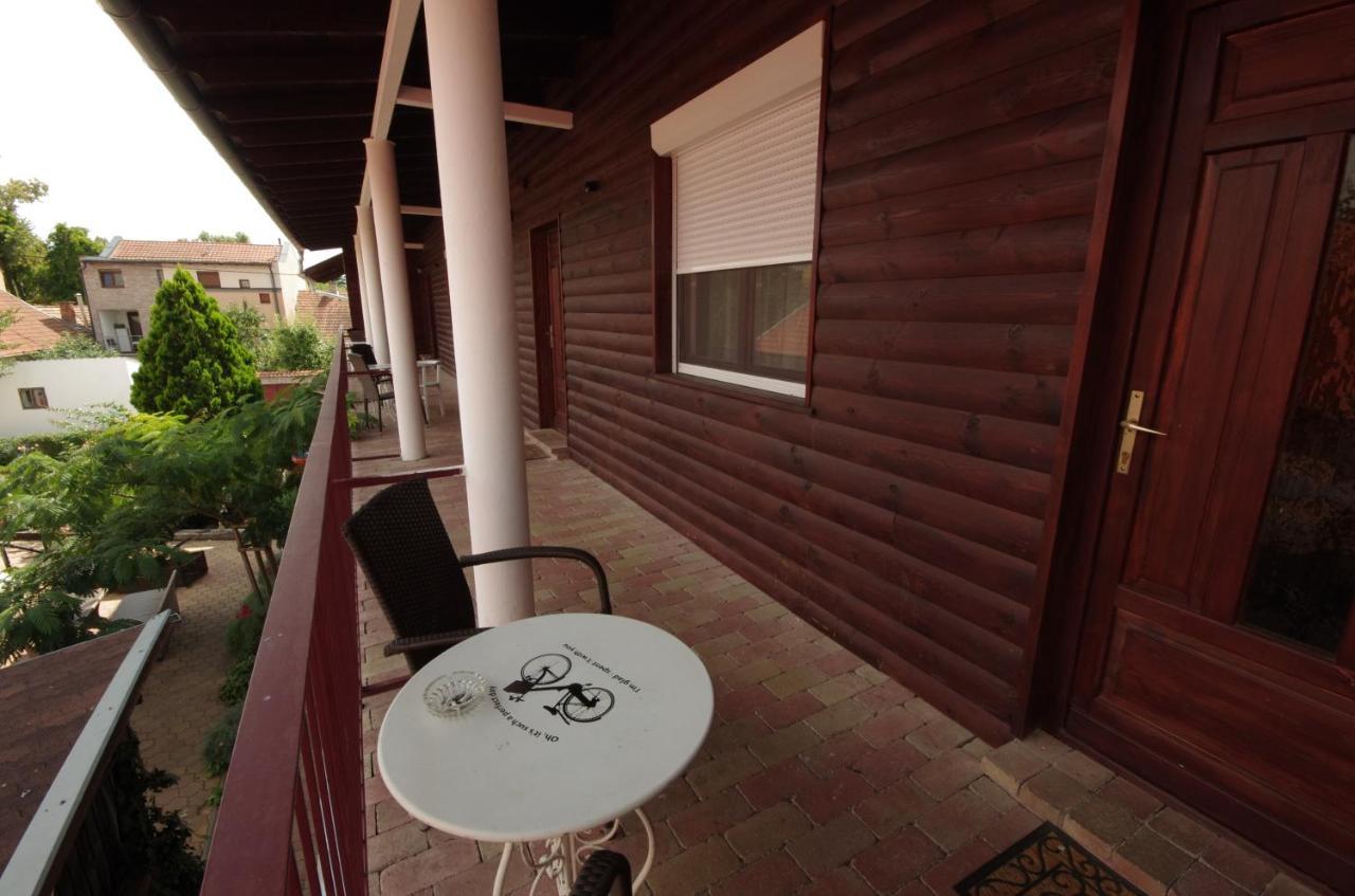 Guest House Romantika Panzio Дьюла Экстерьер фото